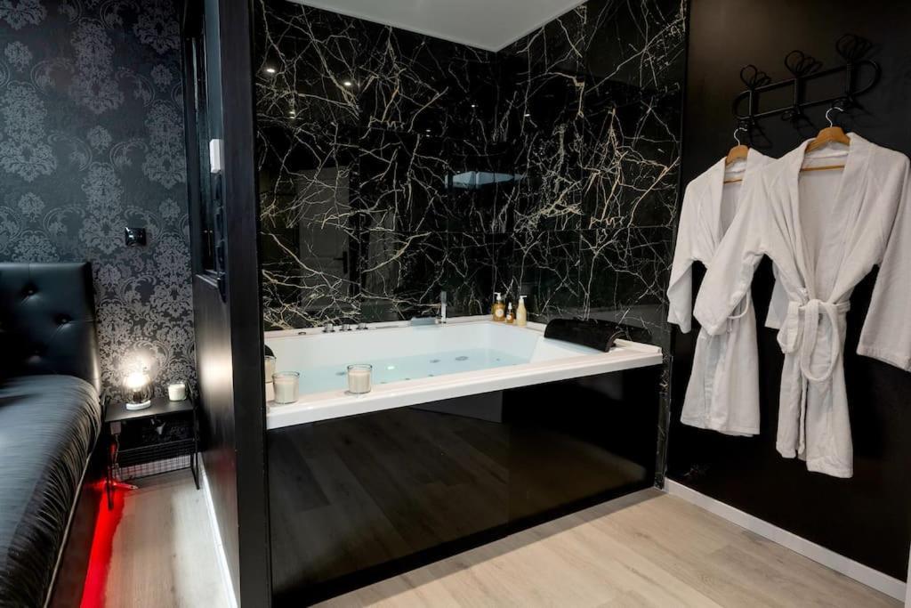 * Love Room Jacuzzi * Aubie-et-Espessas Exteriör bild